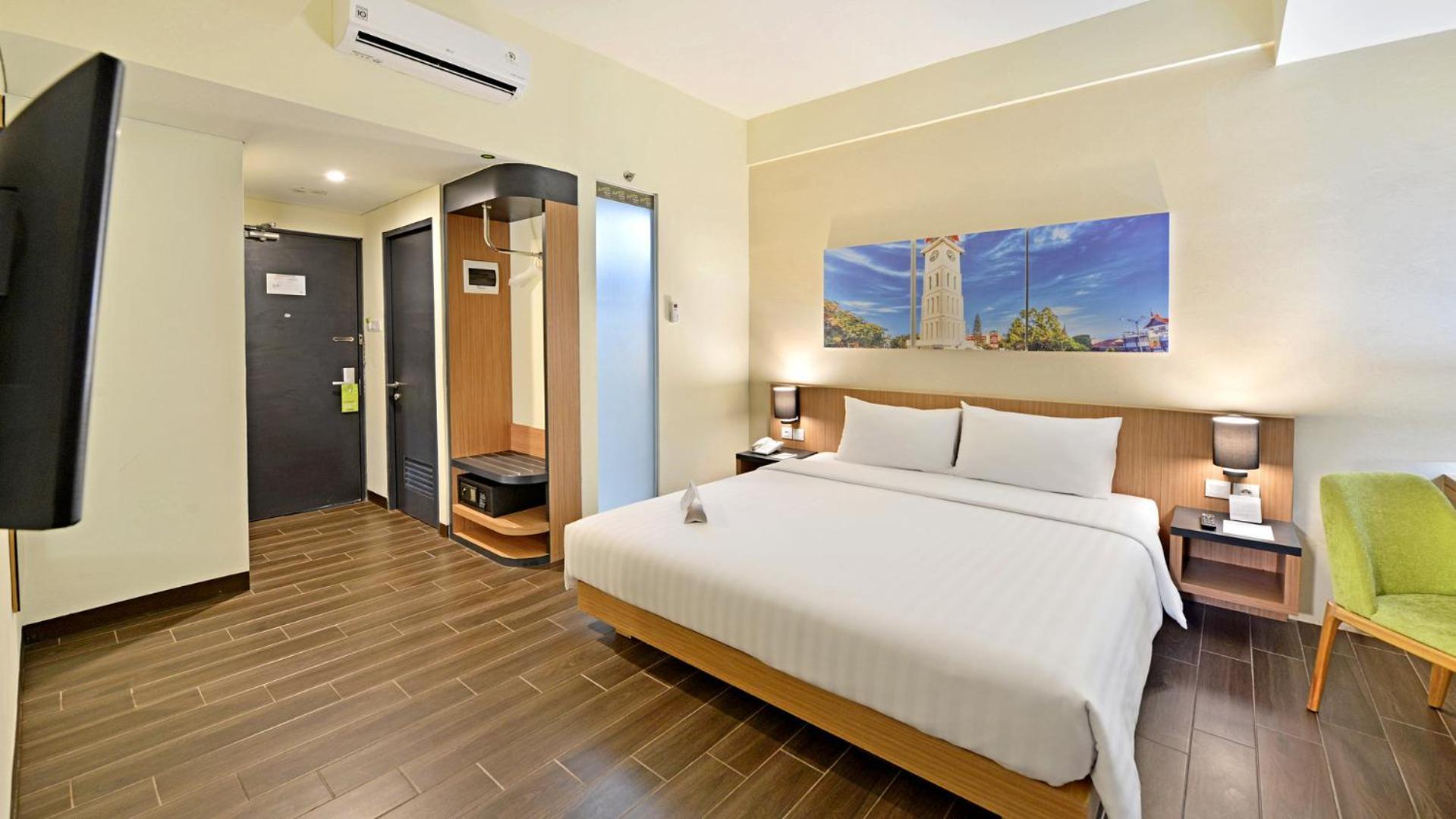 Whiz Prime Hotel Khatib Sulaiman Padang Exterior foto