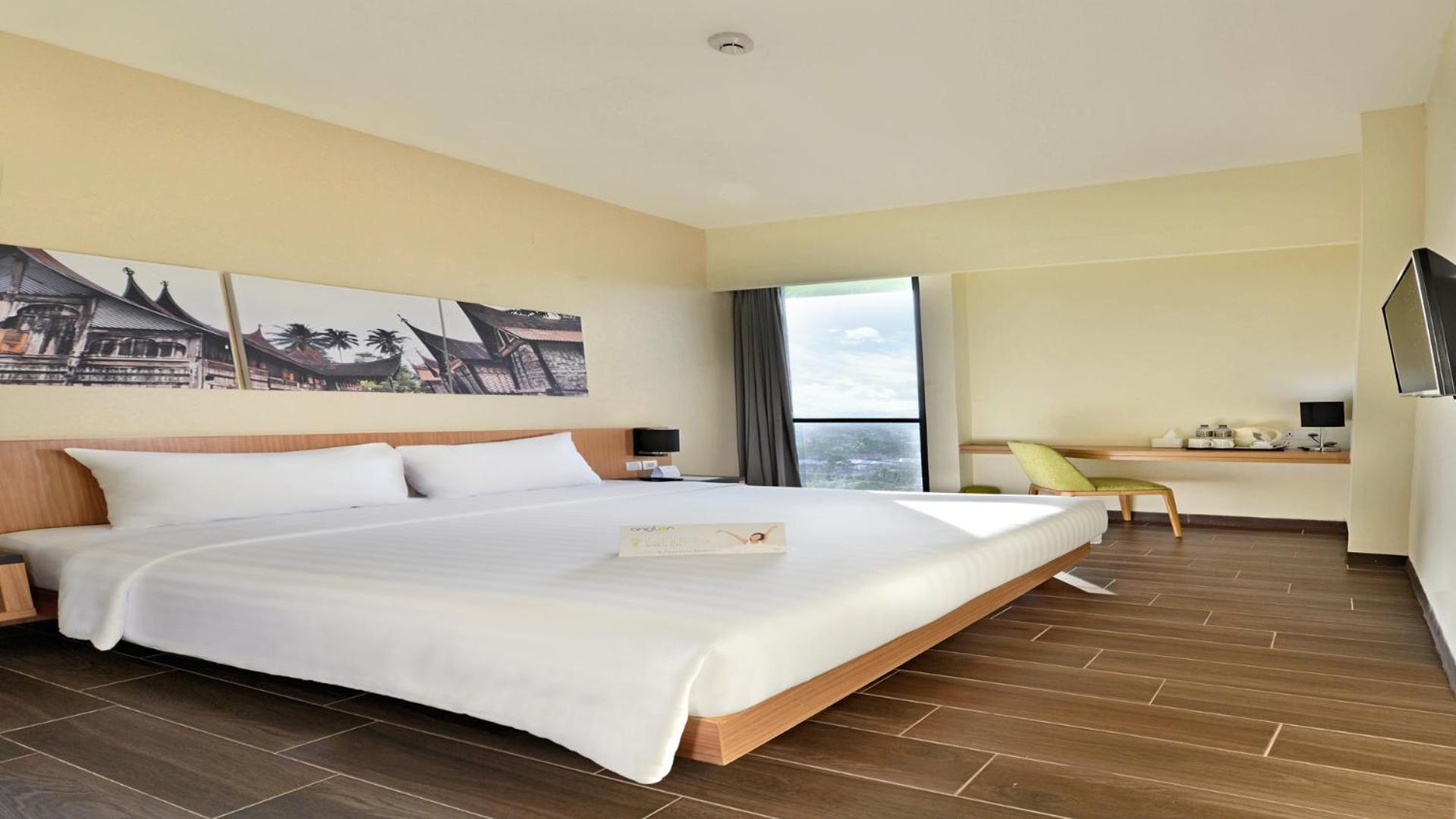 Whiz Prime Hotel Khatib Sulaiman Padang Exterior foto